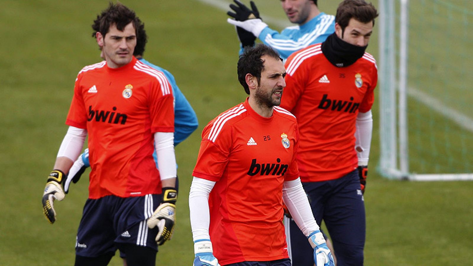 Real Madrid, Barcelona y Málaga abren la jornada liguera este sábado con sus partidos contra Levante, Mallorca y Real Sociedad. La atención se centra en el Bernabéu, donde regresa a una convocatoria Iker Casillas después de su lesión.