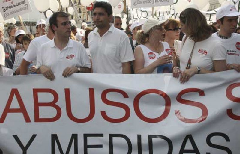 Alrededor de 1.000 personas han secundado la 'marcha blanca' que ha recorrido el centro de Madrid para pedir justicia y penas más contundentes para  los delitos de pederastia (21/06/08).