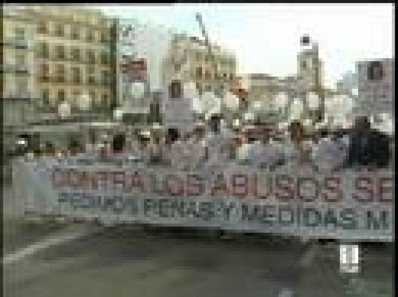 Alrededor de 1.000 personas han secundado la 'marcha blanca' que ha recorrido el centro de Madrid para pedir justicia y penas más contundentes para  los delitos de pederastia (21/06/08). 