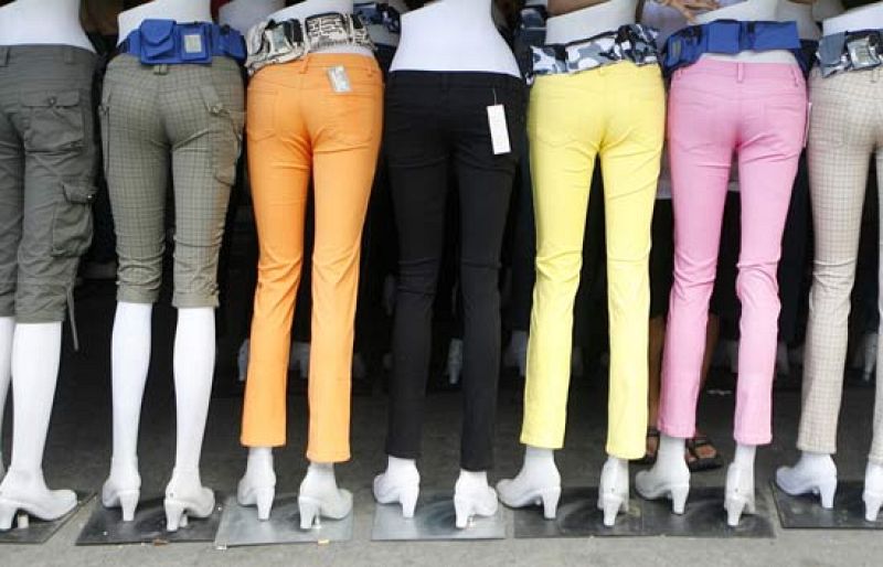 Los madrileños han ido a los comercios de la calle Preciados y Gran Vía de Madrid para aprovechar los primeros descuentos de este verano en un periodo de rebajas que se ha iniciado en primer lugar en la capital de España (21/06/08).