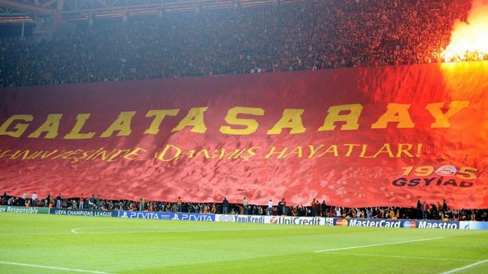 Telediario 1 - Mucha lluvia sobre el césped de Estambul