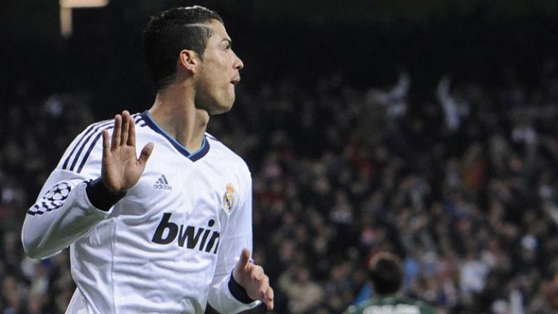 El delantero portugués del Real Madrid Cristiano Ronaldo ha adelantado a su equipo ante el Galatasaray en el minuto 6 de juego, tras un pase de Khedira desde la banda derecha.