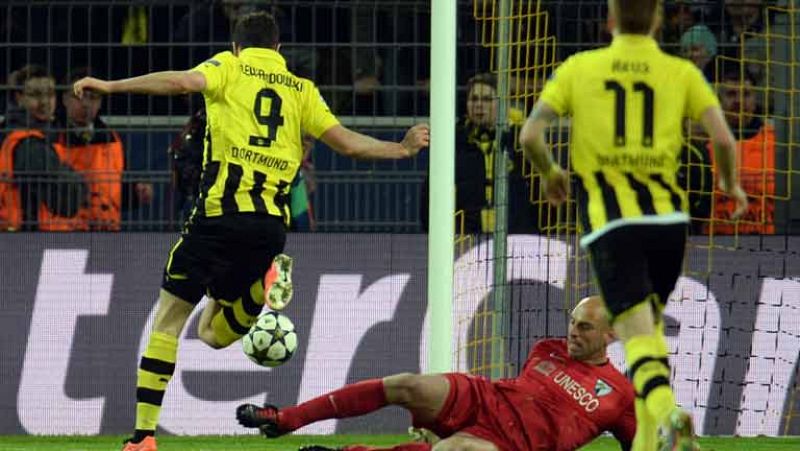 El jugador del Borussia de Dortmund Lewandowski ha marcado el gol del 1-1 en el marcador ante el Málaga en el minuto 39 de juego, tras una mala salida del guardameta Caballero. 