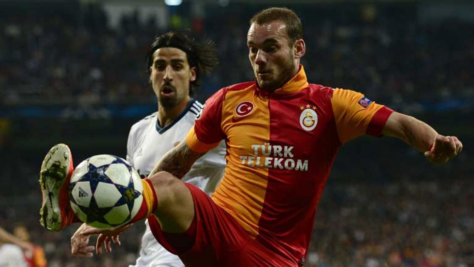 El jugador holandés del Galatasaray Sneijder ha adelantado a su equipo (2-1) en el minuto 70 de juego, tras superar con comodidad a la defensa madridista. 
