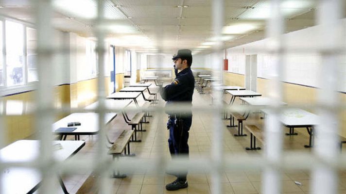 La 2 Noticias - Los Centros de Internamiento de Extranjeros, convertidos en "comisarías grandes"