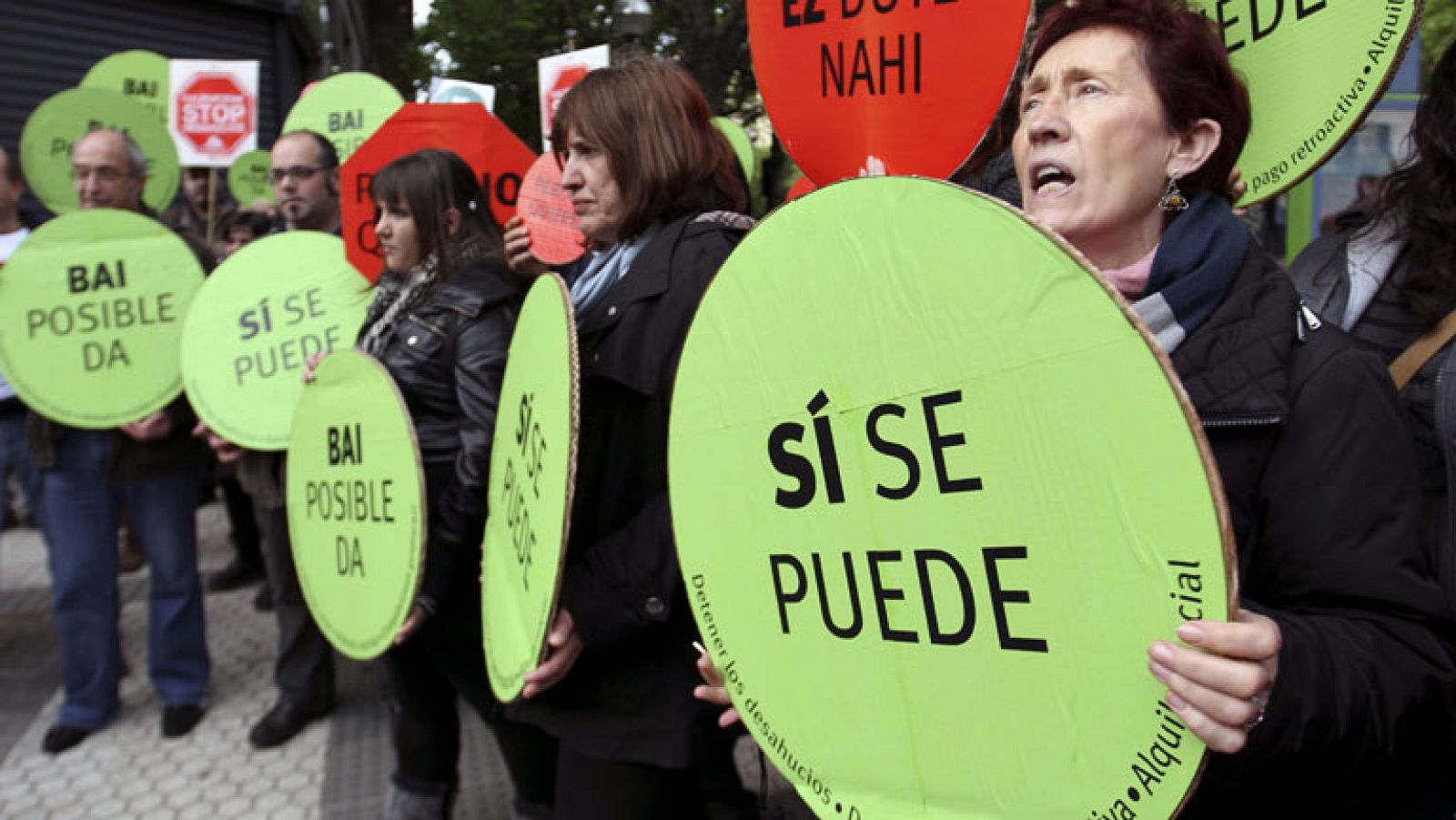 Informativo 24h: Cientos de personas protestan contra los desahucios ante sedes del PP en toda España | RTVE Play