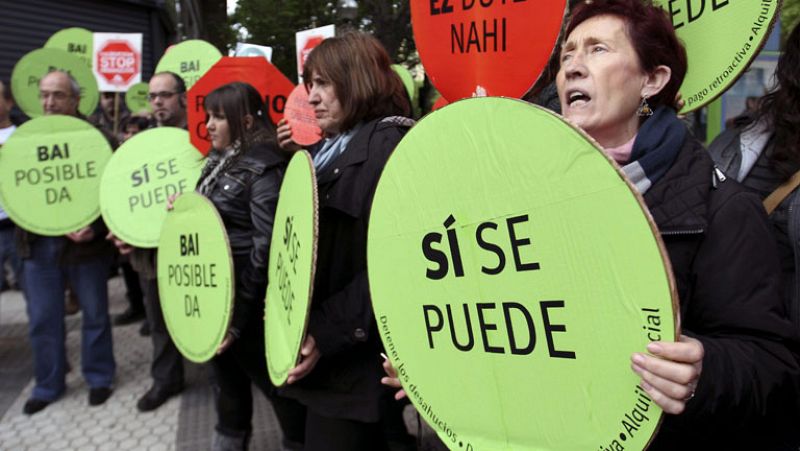 Cientos de personas protestan contra los desahucios ante sedes del PP en toda España
