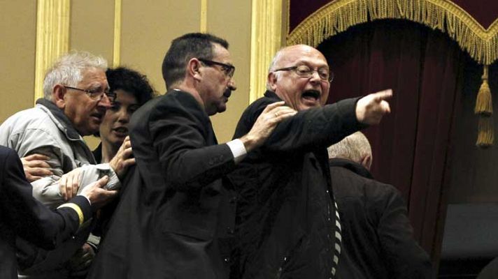 Informativo 24h - Afectados por las preferentes son desalojados del Congreso