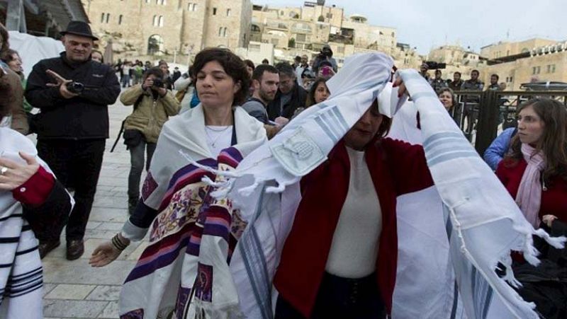 La policía detiene a un grupo de mujeres judías por orar como los hombres 