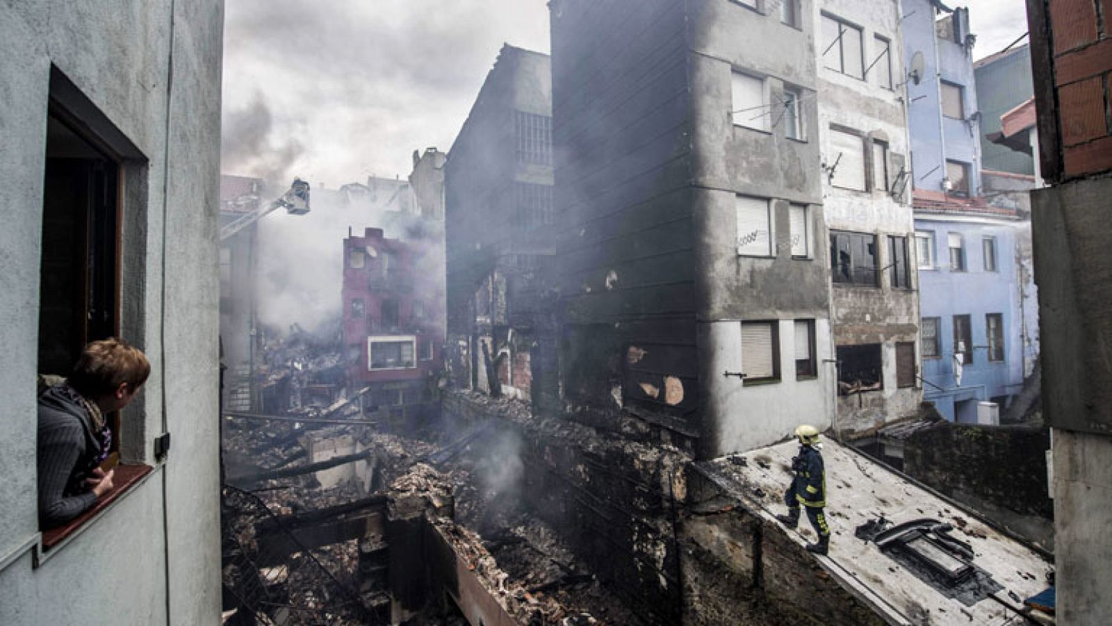Telediario 1: El incendio de Bermeo deja sin casa a 70 familias | RTVE Play