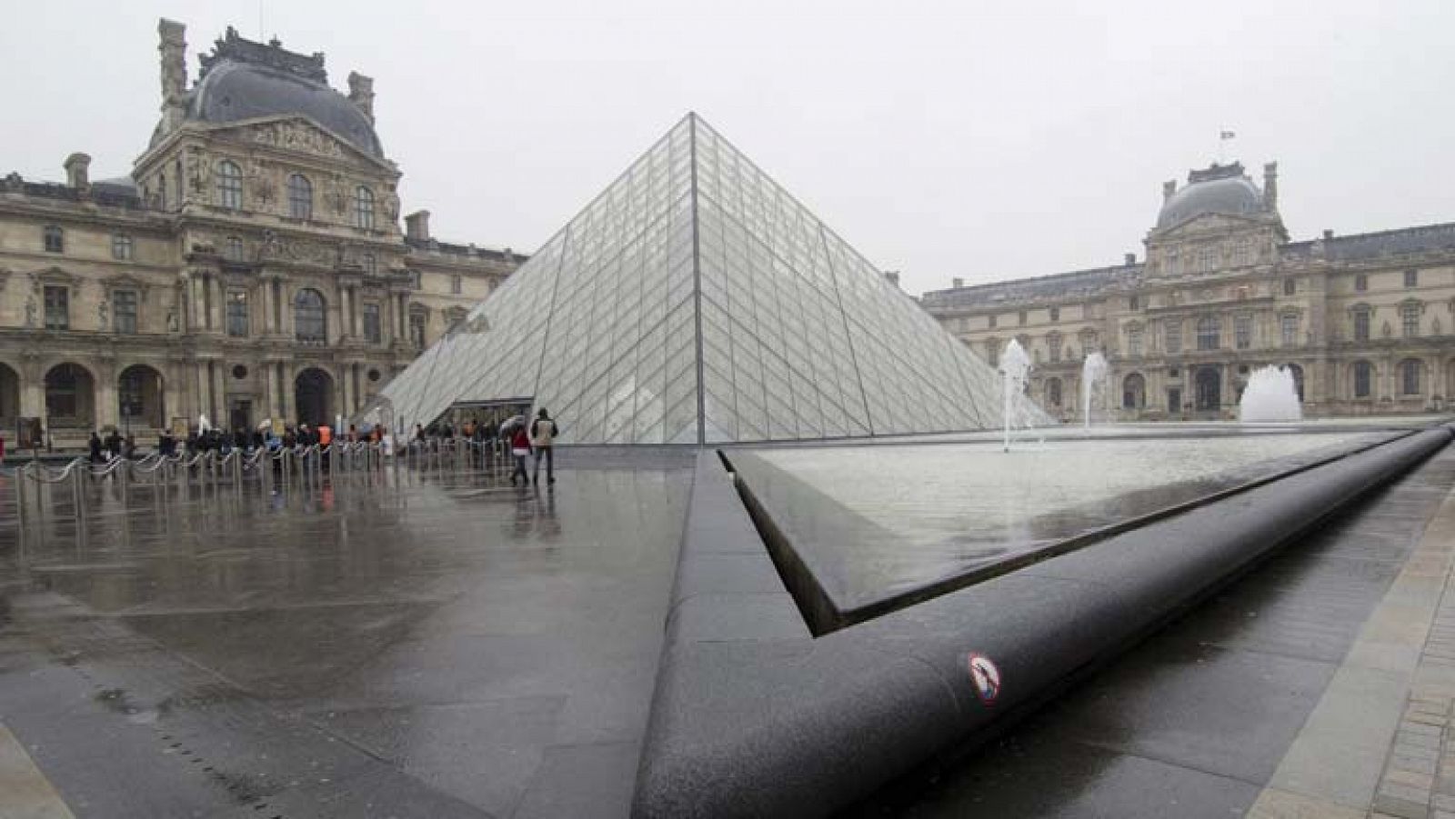 El museo del Louvre abre sus puertas después de la protesta de seguridad