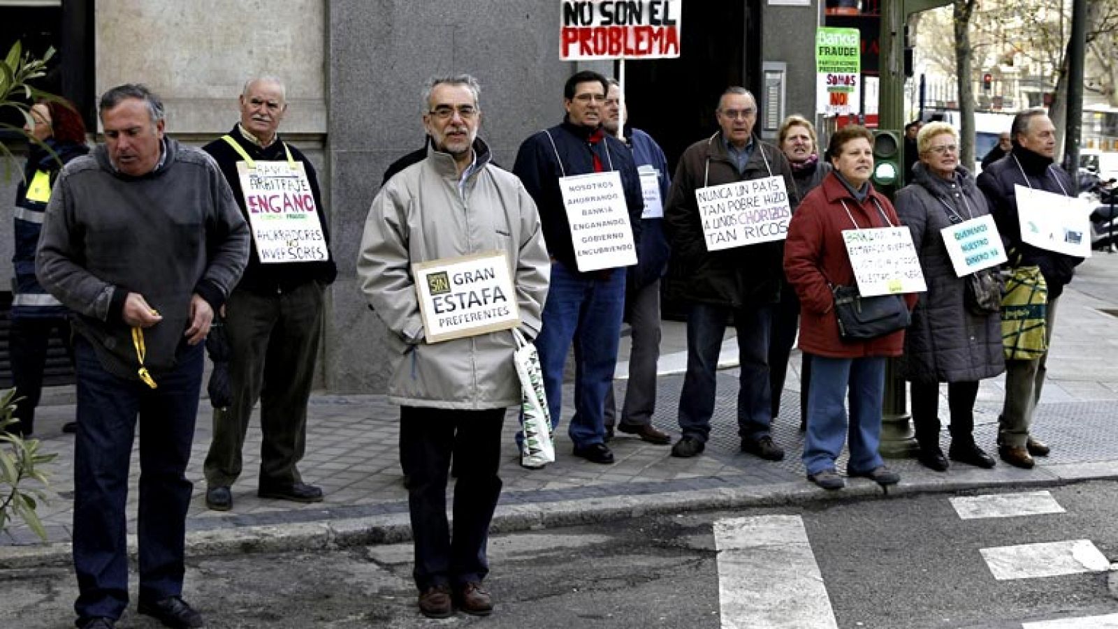 Un informe la CNMV revela "malas prácticas" con las preferentes de Caja Madrid, Bancaja y Bankia