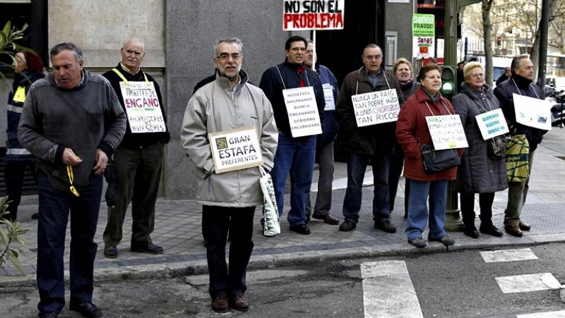 Un informe la CNMV revela "malas prácticas" con las preferentes de Caja Madrid, Bancaja y Bankia