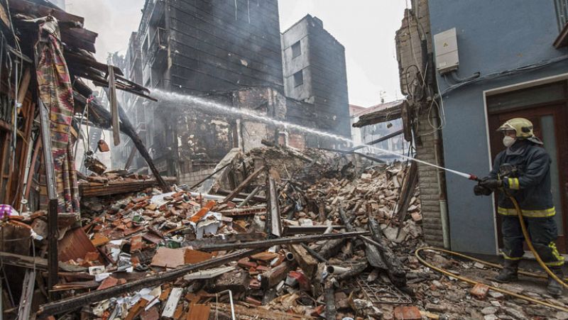 El grave incendio en Bermeo, Vizcaya, deja sin hogar a setenta personas