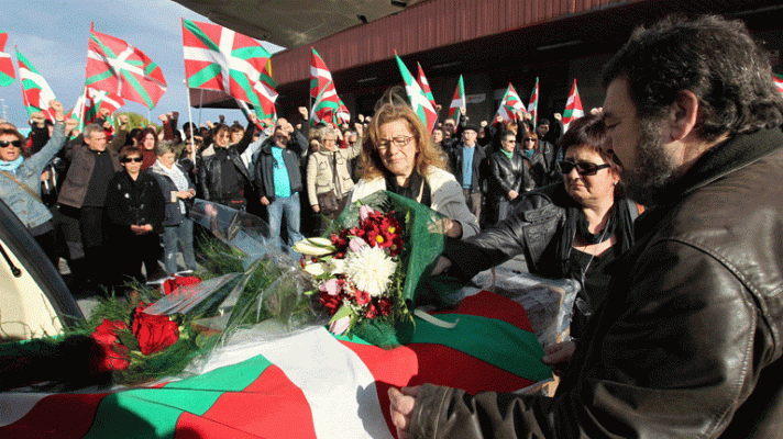 Informativo 24h - Centenares de personas reciben el féretro de 'Thierry' con gritos de 'Gora ETA'