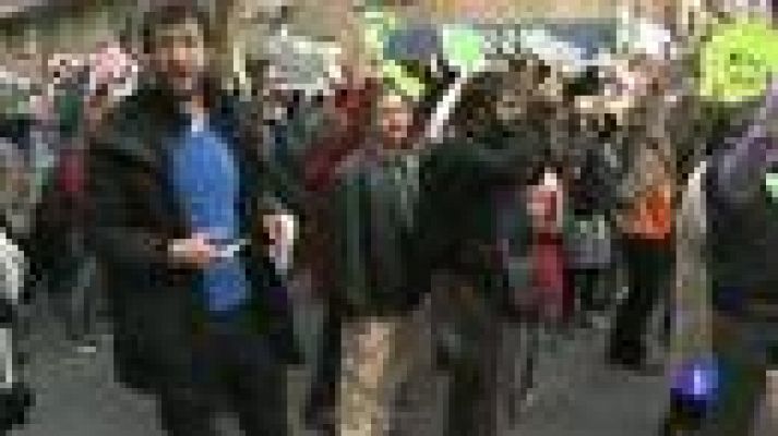 Telediario 1 - La policía evita un escrache en la casa de Posada