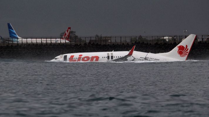 Un avión con 172 pasajeros acaba en el mar tras sobrepasar la isla de Bali