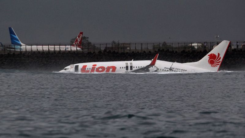Un avión con 172 pasajeros acaba en el mar tras sobrepasar la isla de Bali