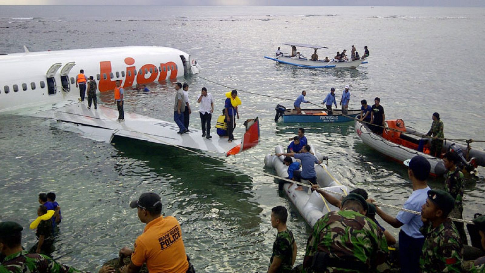 Un avión de la compañía aérea Lion Air, con 172 pasajeros a bordo, ha acabado en el mar, tras sobrepasar la pista del aeropuerto de la turística isla indonesia de Bali, según ha informado el canal de televisión local MetroTV. No ha habido ninguna víctima mortales solo heridos leves.  