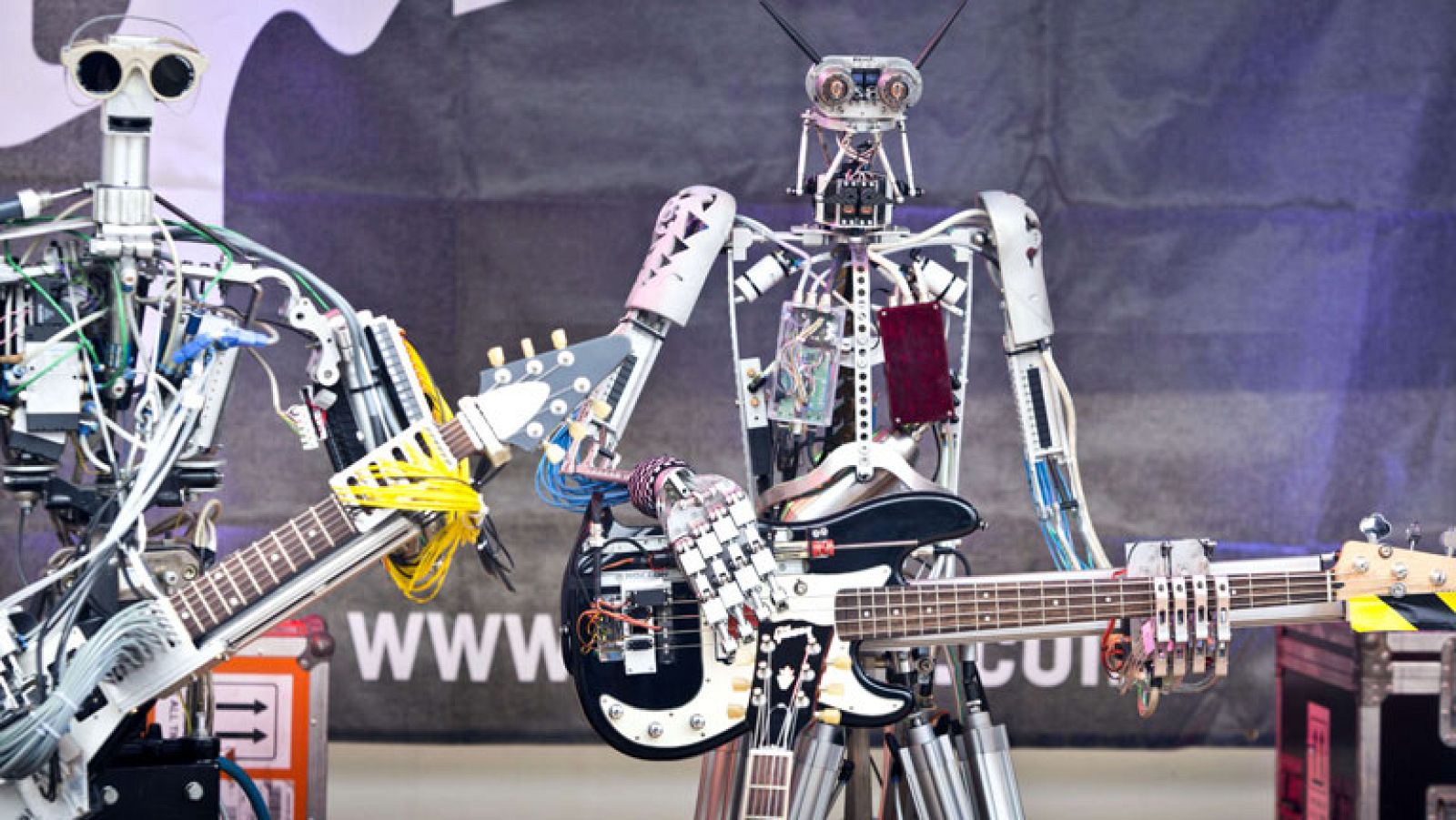 Vemos a la primera banda de robots rockeros