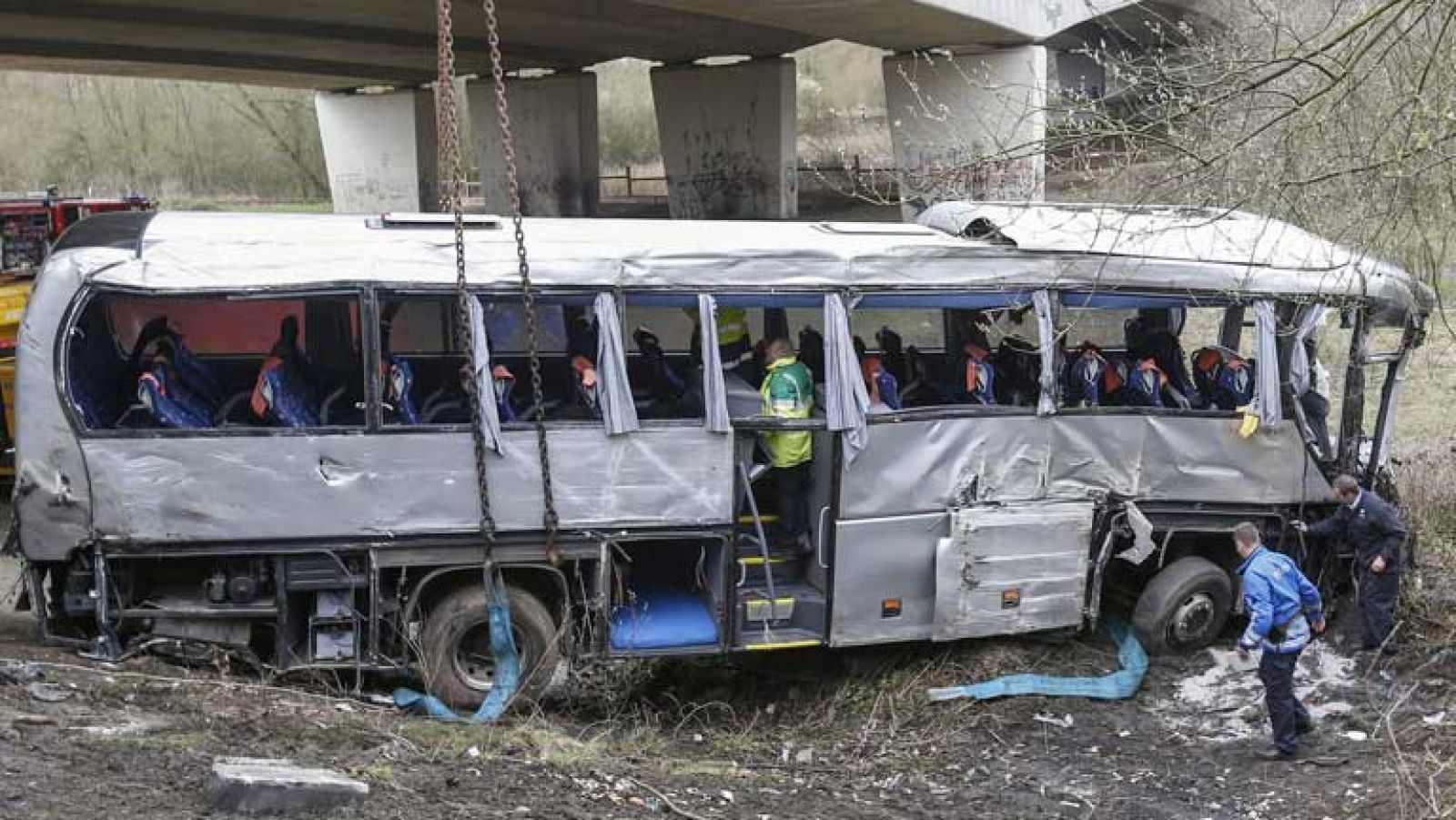   En Bélgica el accidente de un autobús ha dejado al menos 5 muertos y numerosos heridos. El autocar era de nacionalidad polaca. En él viajaba un grupo de 40 adolescentes ucranianos y rusos. Se salió de la carretera cuando se dirigía a Anvers. 3 de los jóvenes, además del conductor y un adulto que les acompaba, fallecieron en el accidente. Los bomberos tuvieron que sacar del autobús a las víctimas. No están claras las circunstancias que provocaron la salida del autobús de esta autovía y su caída al vacío. Ningún otro vehículo se vió implicado en el accidente, y se apunta a que el conductor pudo quedarse dormido.