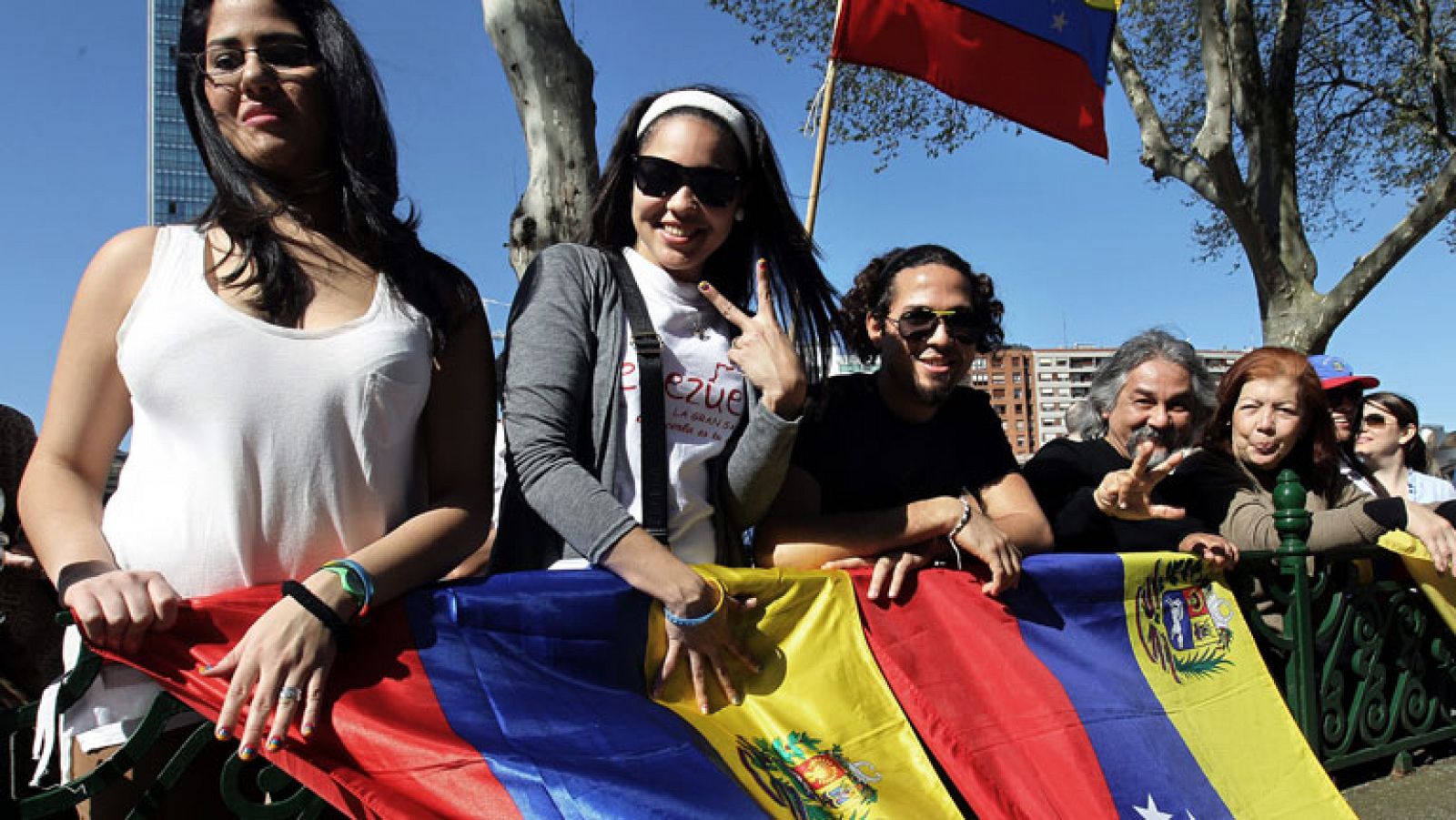 Telediario 1: En España más de 20.000 venezolanos pueden votar en cinco consulados | RTVE Play