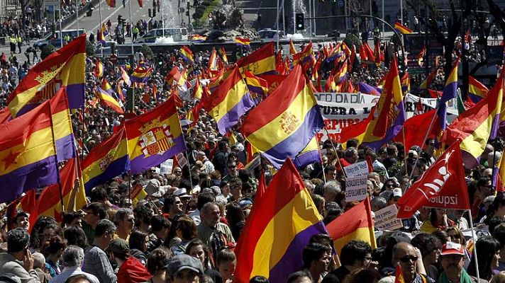 Telediario 1 - Miles de personas conmemoran en Madrid la II República y piden la tercera