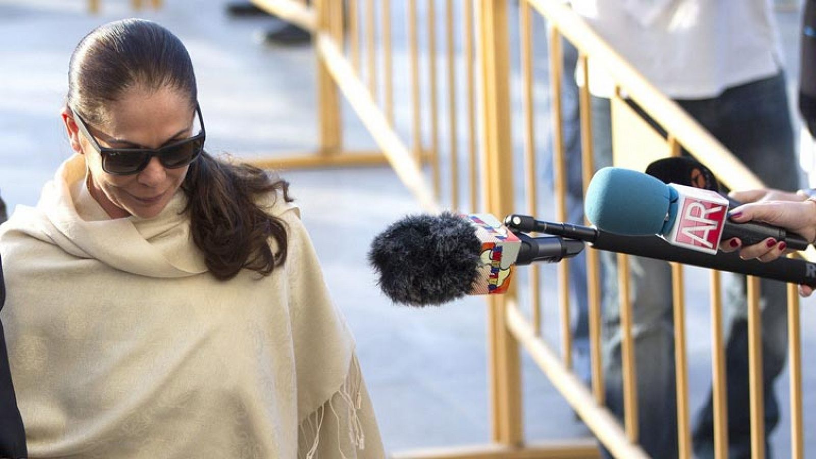 Isabel Pantoja, condenada a dos años de prisión y Julián Muñoz, a siete años por blanqueo - Informativo 24h | Ver