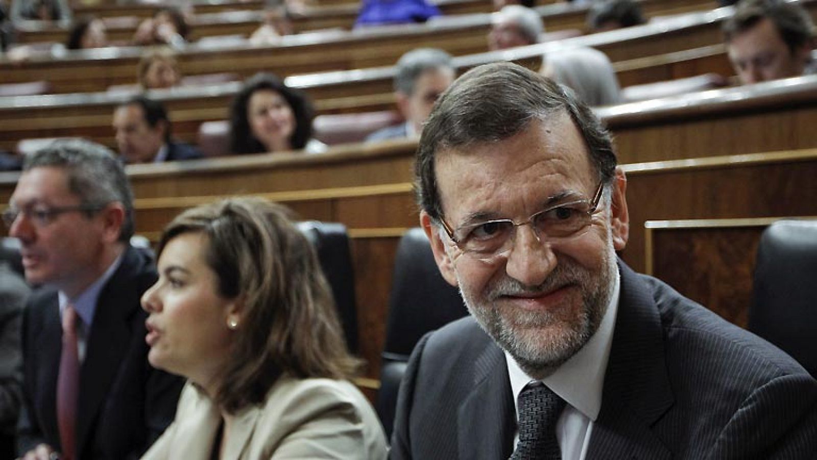 El presidente del Gobierno, Mariano Rajoy, ha defendido las reuniones mantenidas en secreto con algunos presidentes autonómicos como el de Cataluña, Artur Mas, y el del País Vasco, Iñigo Urkullu, porque, a su juicio, es bueno mantener encuentros con "sosiego, tranquilidad y discreción" alejados del "exhibicionismo y notoriedad". Así lo ha dicho ante la pregunta de la líder de UPyD, Rosa Díez, quien ha pedido explicaciones al jefe del Ejecutivo por las reuniones con Mas y Urkullu y le ha reprochado una forma de gobernar "que no respeta ni a la Cámara ni a los ciudadanos".