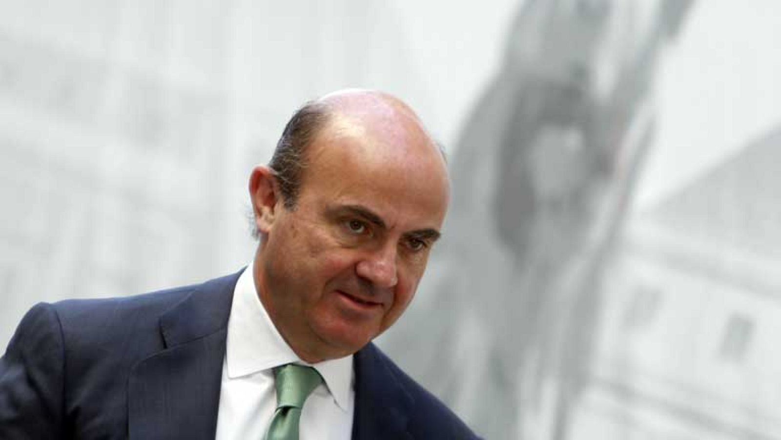 Guindos confía en que la comisión de preferentes dará una respuesta "muy rápida"