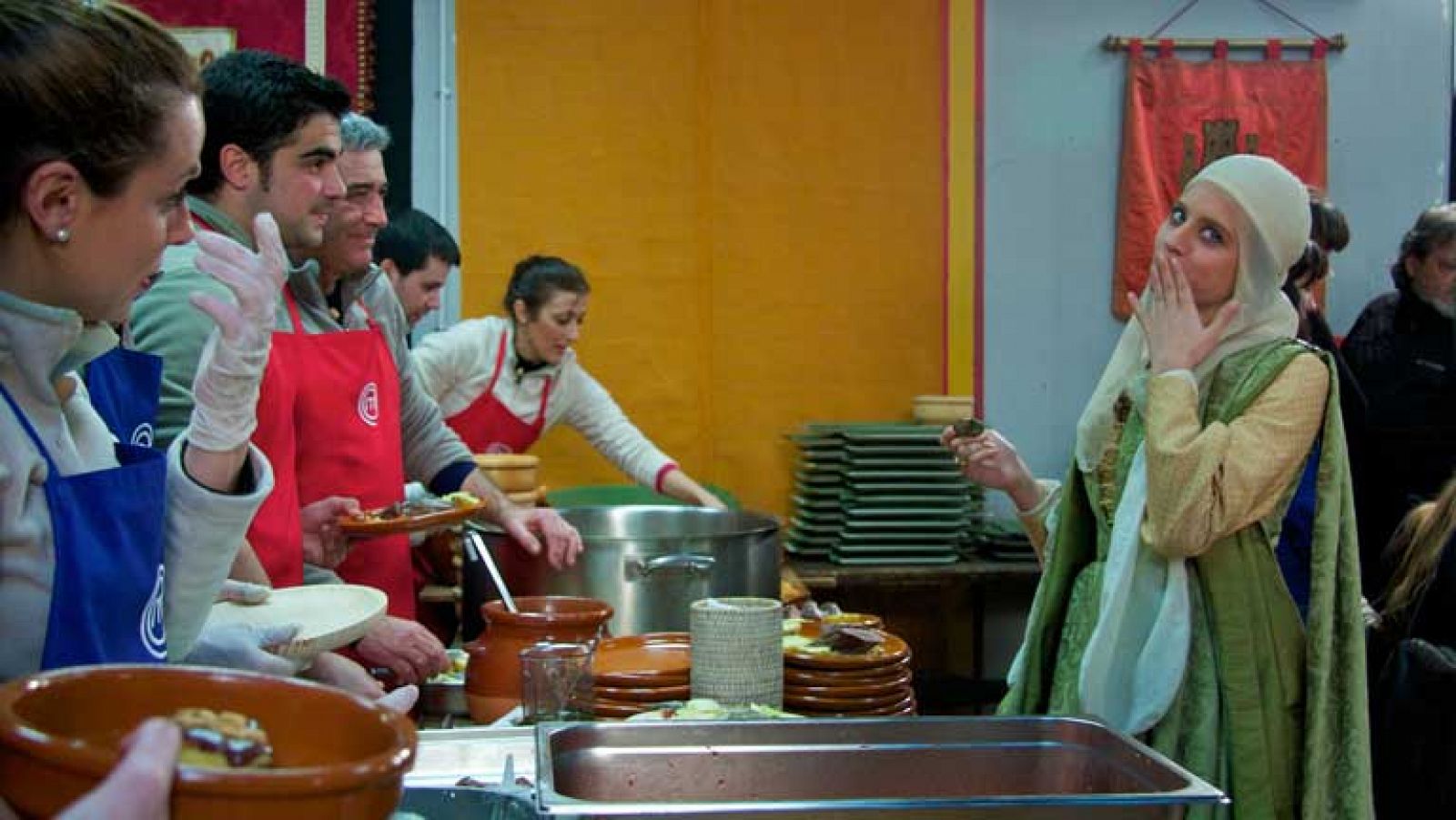 MasterChef - El avance del programa 3: La reina de Castilla, Isabel, juzgará a los aspirantes