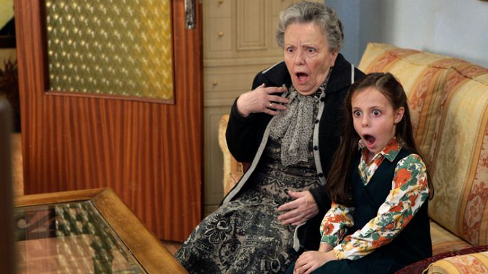 Cuéntame cómo pasó - Herminia ve una película erótica