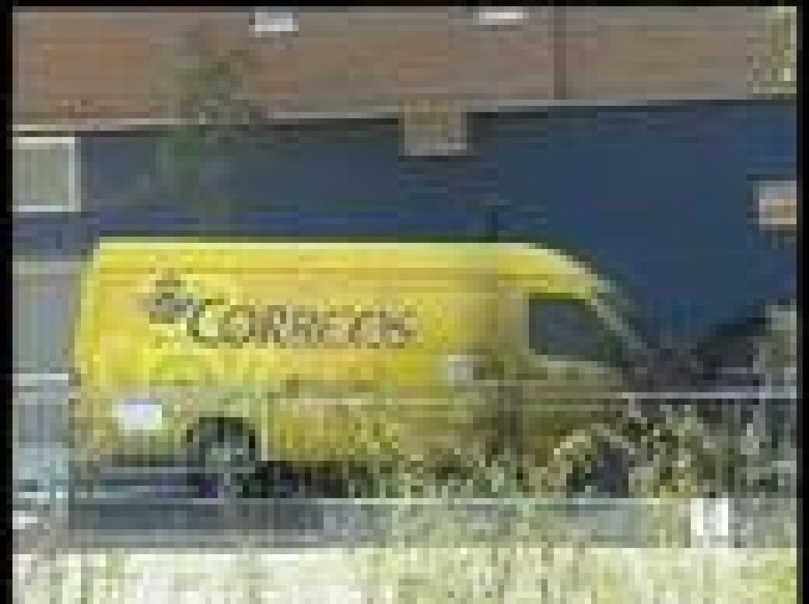 Una furgoneta de Correos ha sido incendiada esta tarde en Vitoria por uno o varios desconocidos que han colocado un artefacto en los bajos del vehículo (22/06/08).