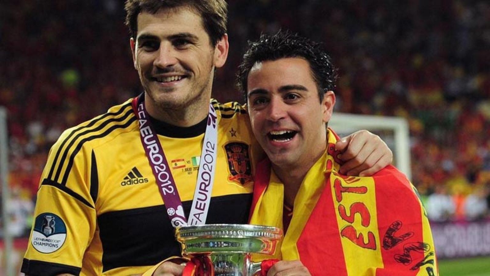 Xavi sale en defensa de Casillas
