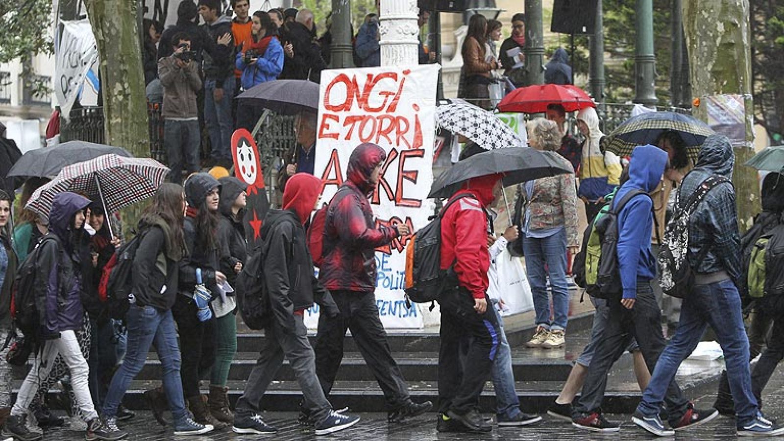 Telediario 1: Acampada de Segi en San Sebastián | RTVE Play