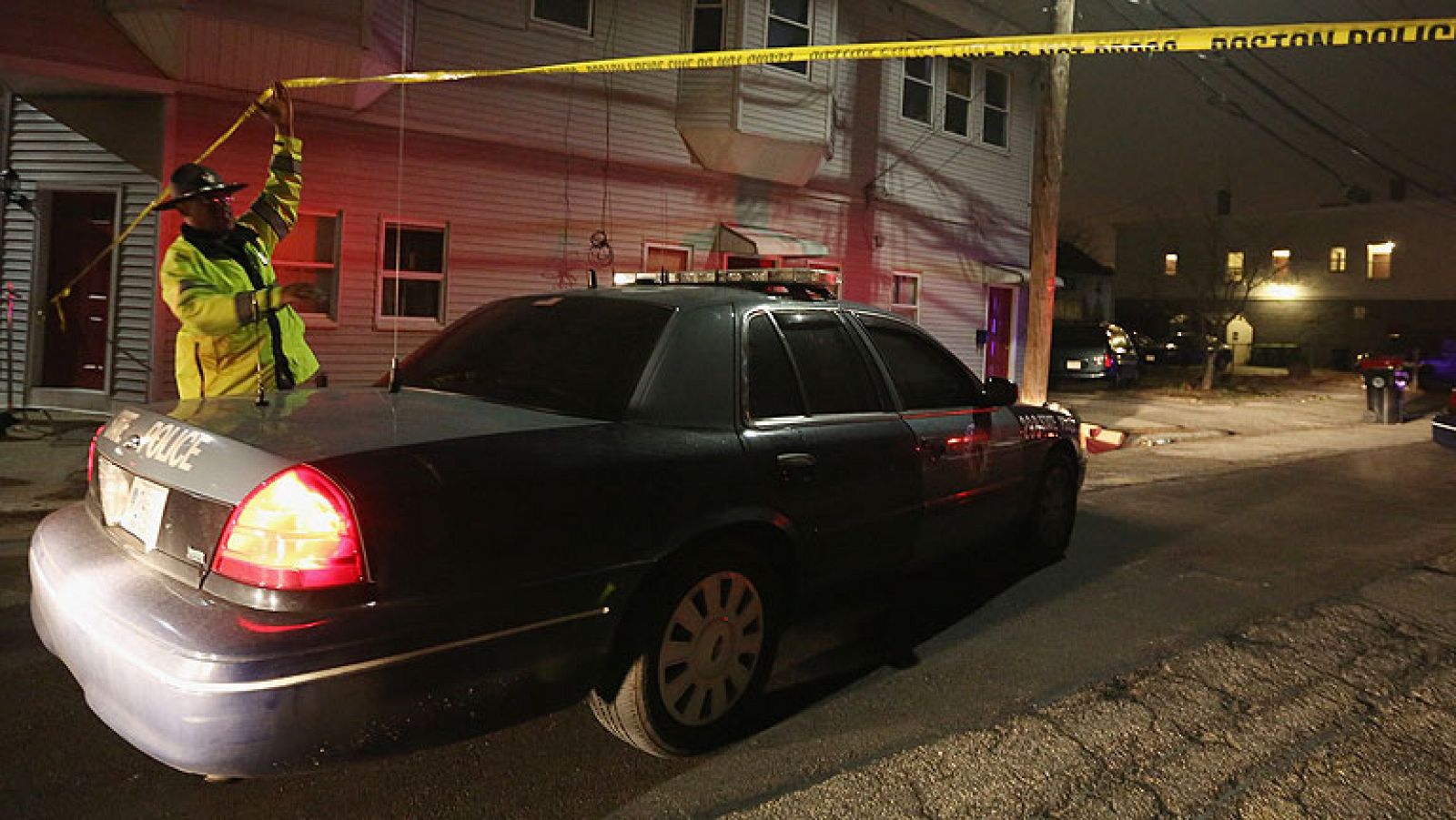 Las autoridades han anunciado la suspensión hasta nuevo aviso del transporte del área metropolitana de Boston, y han decretado el toque de queda en la localidad de Watertown donde sigue la búsqueda de uno de los sospechosos del atentado del lunes.