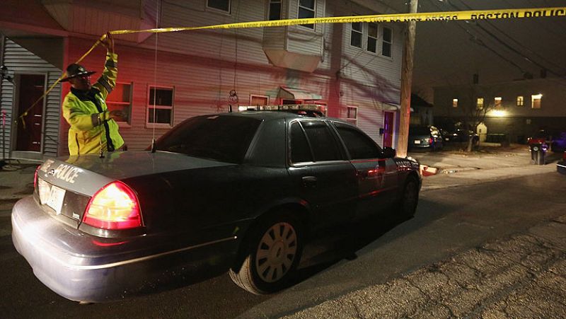  Las autoridades han anunciado la suspensión hasta nuevo aviso del transporte del área metropolitana de Boston, y han decretado el toque de queda en la localidad de Watertown donde sigue la búsqueda de uno de los sospechosos del atentado del lunes. 