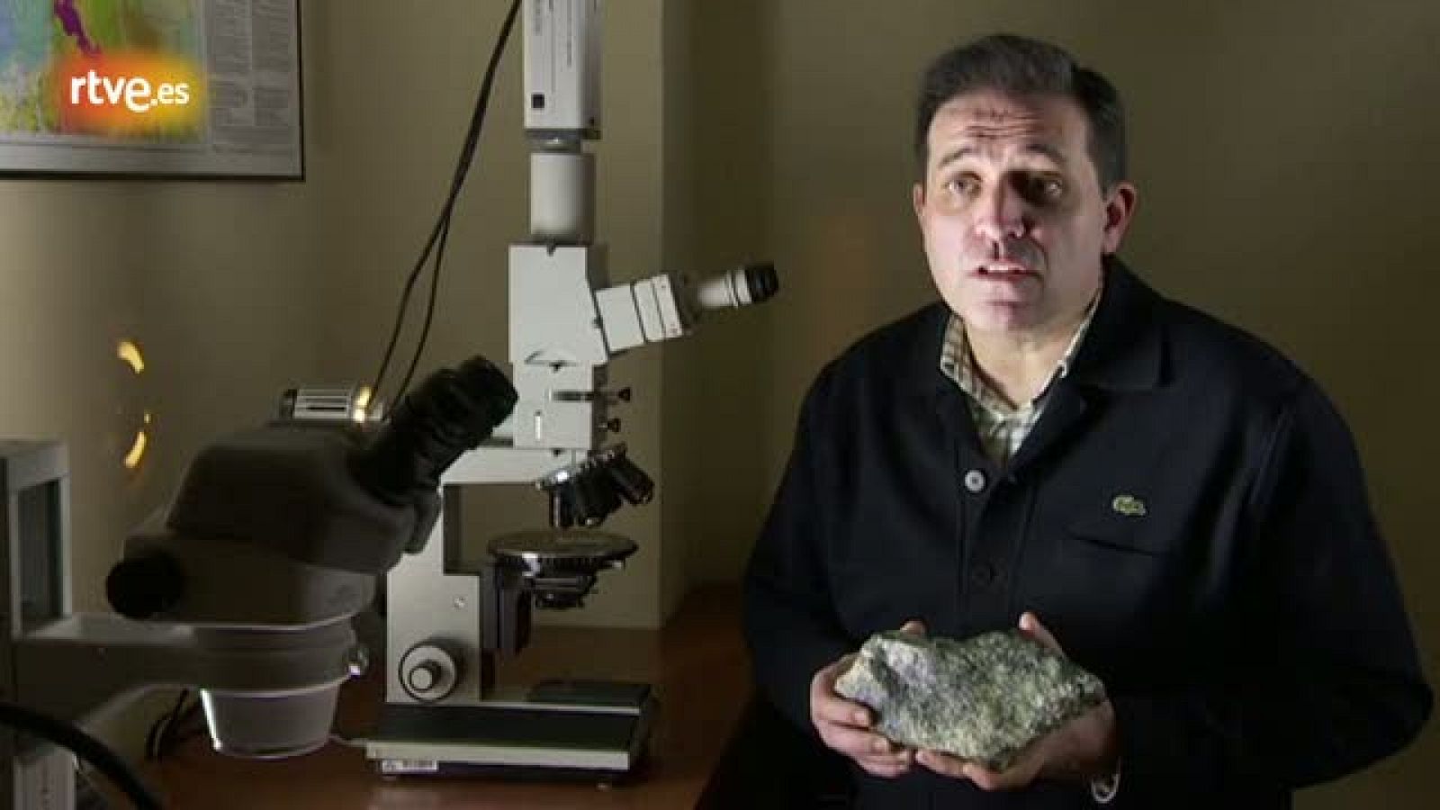 Luis Miguel Rodríguez Terente, geólogo, nos explica al microscopio donde está el oro entre otros minerales