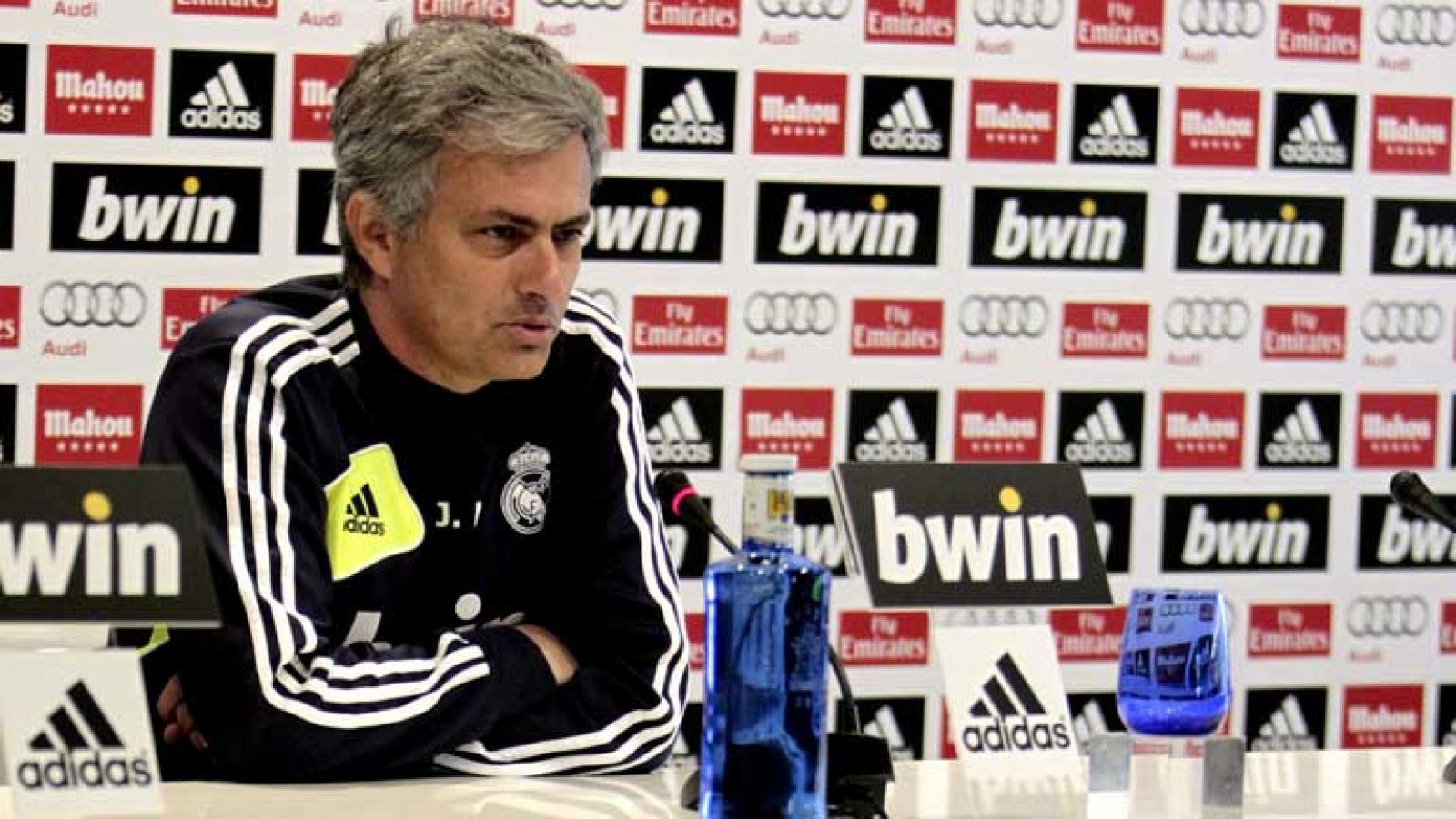 Mourinho quiere que todo el mundo se centre ahora en la Champions y en la final de Copa y, a final de temporada, hablar tranquilamente de su continuidad o no en el Real Madrid. Se le ha preguntado si hay algún motivo para que esté infeliz y él dice q