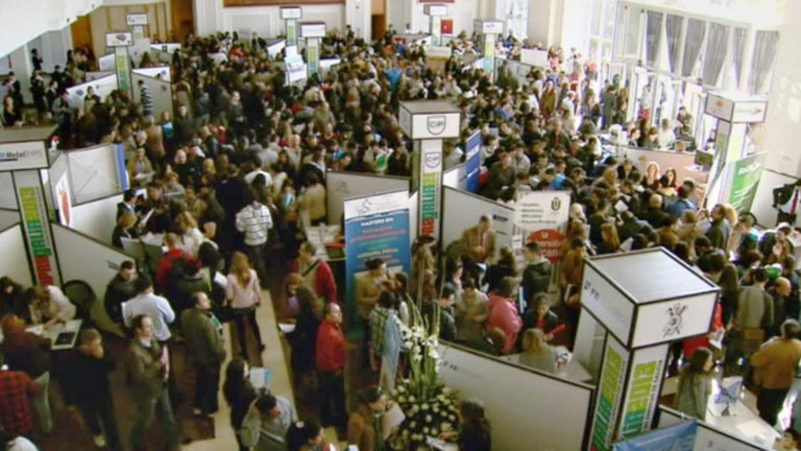 Miles de personas desbordan una feria de empleo en Vigo que ofrece 40 puestos de trabajo