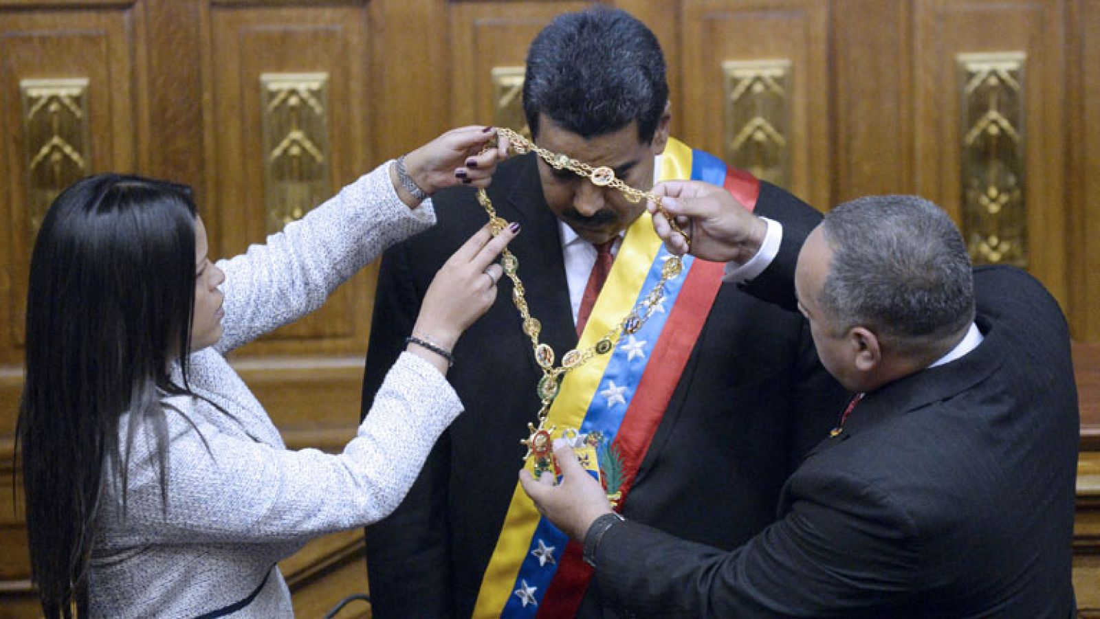 Venezuela ya tiene nuevo presidente, Nicolás Maduro ha sido investido presidente en la Asamblea Nacional en Caracas, cinco días después de haber ganado las elecciones presidenciales a Henrique Capriles.Maduro ya es presidente de Venezuela, para culminar en 2019 el mandato que comenzó el pasado 10 de enero el fallecido Hugo Chávez."Lo juro delante de esta Constitución aprobada por el pueblo", ha dicho Maduro al comienzo de su juramento de cumplir las leyes con la Carta Magna en la mano y ante el presidente de la Asamblea Nacional, Diosdado Cabello.