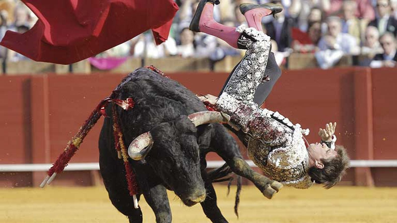 'El Juli' se recupera tras una grave cornada | Ver