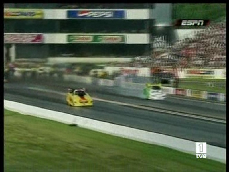  El fin de semana se ha teñido de luto en el motor por este accidente sufrido por el estadounidense Scott Kalitta,  durante una prueba del campeonato nacional de dragsters. Kalitta iba a casi 500 Km/h cuando el motor de su Toyota explotó. Las  llama