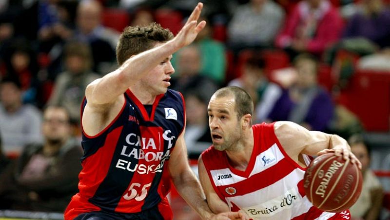 La Bruixa d'Or cae matemáticamente a plaza de descenso, después de caer derrotado en Vitoria, frente a un Caja Laboral liderado por Fabien Causeur (21 puntos).