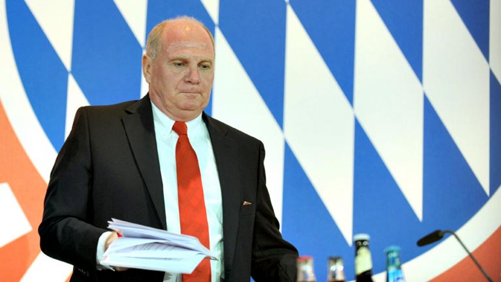 Acusan al presidente del Bayern, Uli Hoeness, de esconder 20 millones al fisco