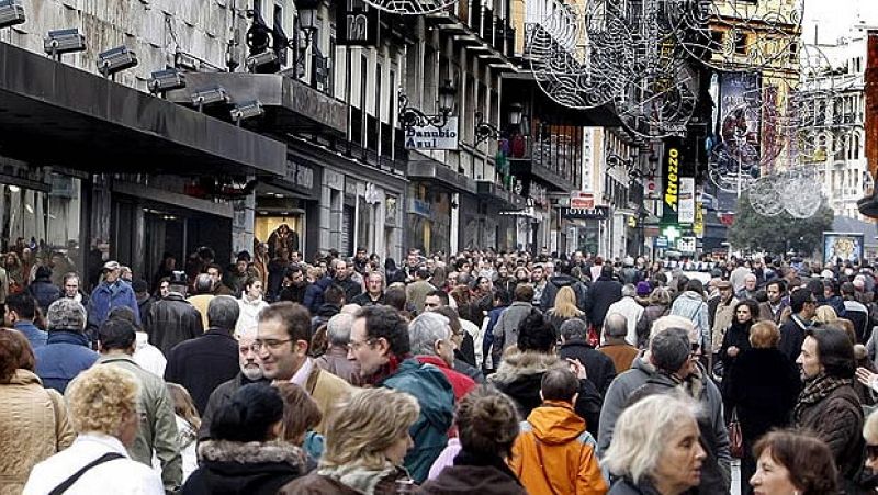 La población española baja por primera vez desde 1996 por el éxodo de los inmigrantes