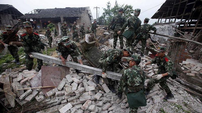 Trabajo contrarreloj en China para buscar supervivientes del terremoto 