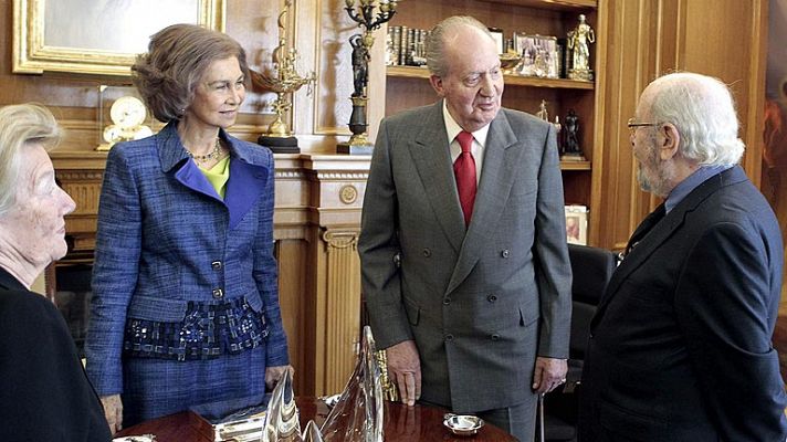 Premios Cervantes - El rey a Caballero Bonald: "Está usted mejor que yo"