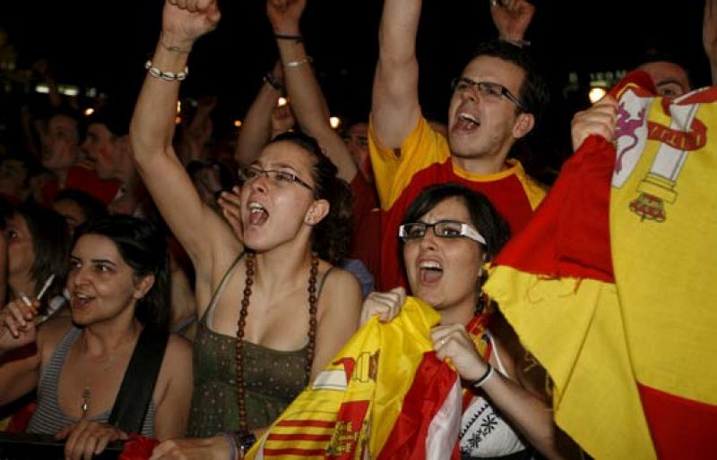 La afición española celebra el triunfo de España ante Italia que le ha dado el pase a semifinales de la Eurocopa (22/06/08).