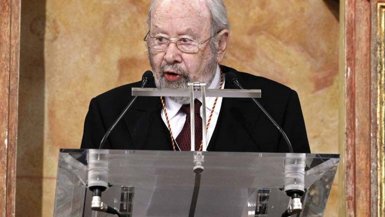 Caballero Bonald reivindica la "potencia consoladora" de la poesía al recibir el Premio Cervantes